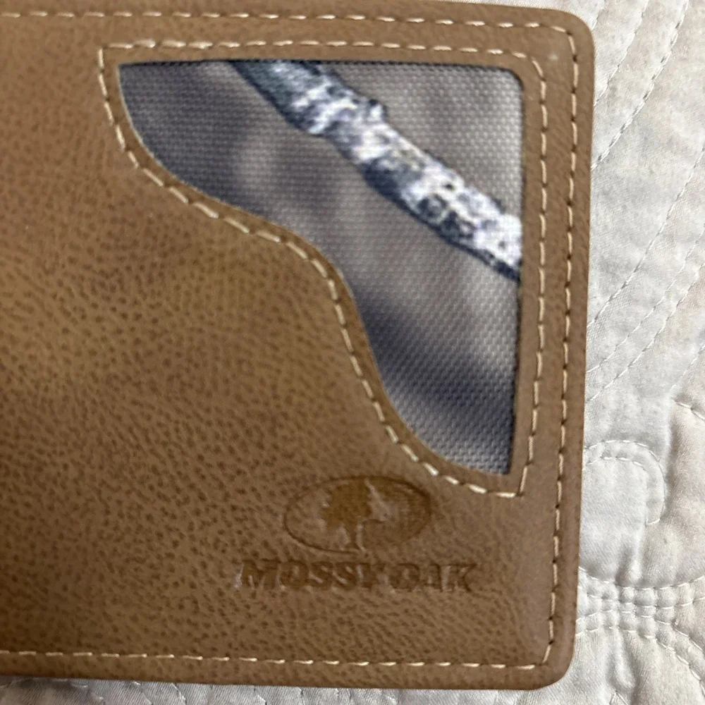 NWOT Mossy Oak Camo Print Bi Fold Mens Wallet Tan Leather 8 Card Spaces